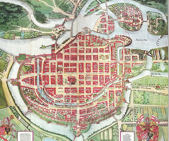 Plan B przedstawia Wrocław. Miasto ma półokrągły kształt, wszystkie ulice przecinają się pod kątem prostym. Całe miasto jest otoczone przez rzekę.