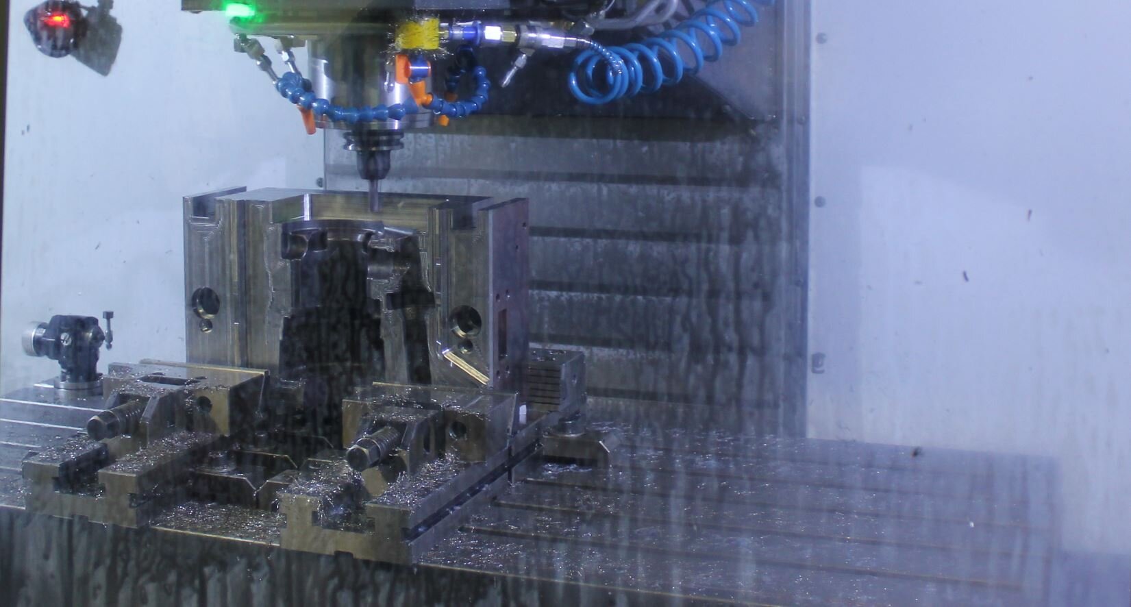 Stolik roboczy zabrudzony wiórami z obróbki