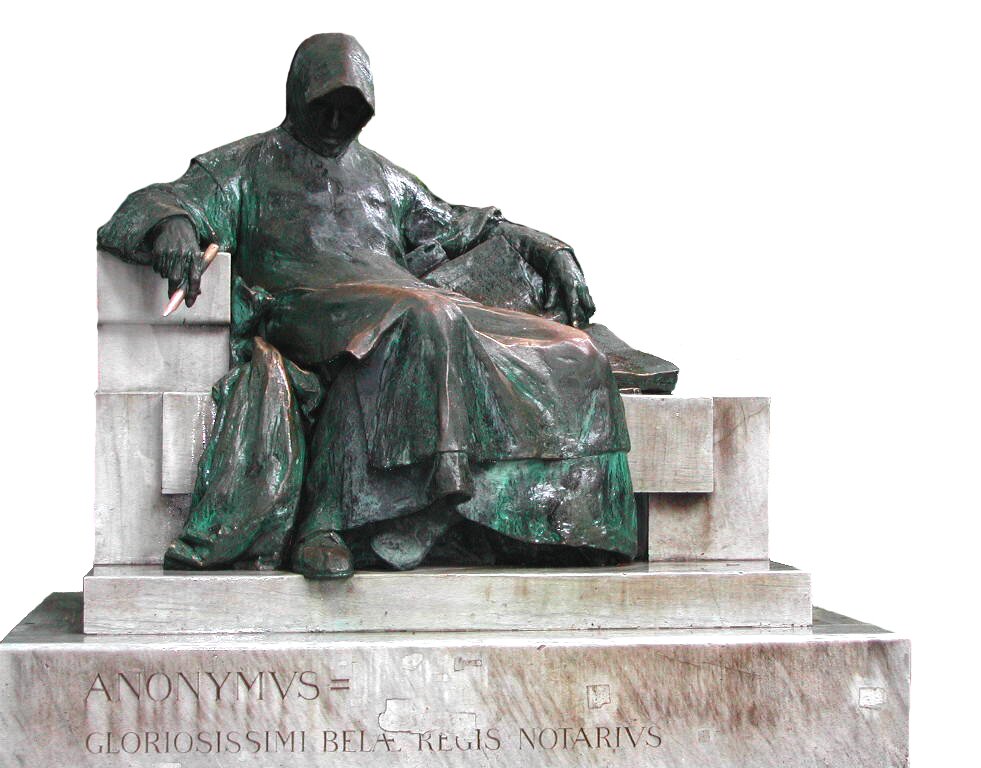 Kliknij żeby powiększyć Na ilustracji znajduje się posąg kronikarza, który siedzi na podwyższeniu. Jest ubrany w długą szatę. Na głowie, pochylonej w dół, ma kaptur. Jedną rękę opiera na podwyższeniu i trzyma w niej rysik. Obok niego leży otwarta księga, którą dotyka ręką. Na pomniku jest napis: Anonymus = Gloriosissimi Belae regis notarius (Anonymus=„notariusz króla Béli”).