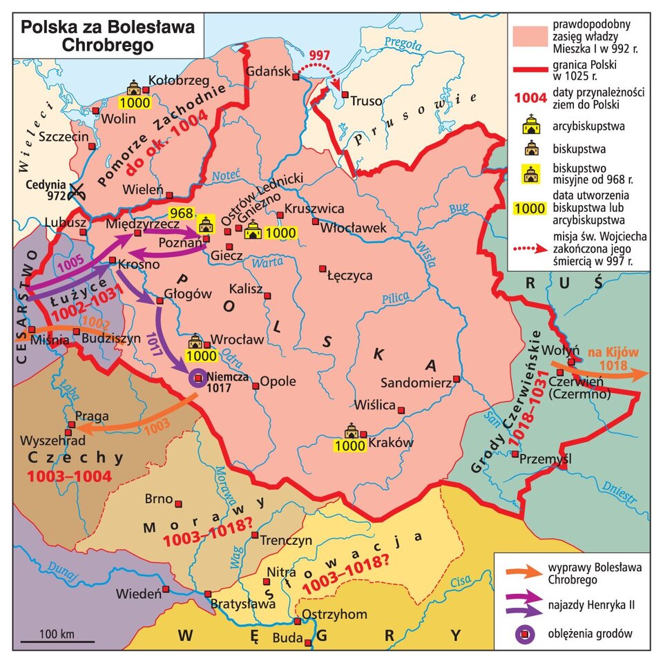 Mapa przedstawia Polskę za panowania Bolesława Chrobrego. Granica Polski 1025 roku przebiegała od północy pomiędzy Kołobrzegiem, a Gdańskiem w dół, obok miasta Wieleń na zachód, przy miejscowości Lubusz, potem na południe pomiędzy miejscowościami Miśnia i Budziszyn, następnie poniżej od Wrocławia obok miejscowości Niemcza, dalej w dół na południe, poniżej Krakowa, aż do Przemyśla i w górę, obok miejscowości Wołyń, równolegle do Wisły, na północ, aż do Morza Bałtyckiego. Na mapie zaznaczone zostały ziemi, które przynależały do Polski: Pomorze Zachodnie do ok 1400 roku, Łużyce od 1002 do 1031 roku, Czechy od 1003 do 1004 roku, Morawy od 1003 do 1018, Słowacja od 1003 do 1018 roku, Grody Czerwieńskie od 1018 do 1031 roku. Zaznaczono arcybiskupstwa w Gnieźnie utworzonego w 1000 roku, biskupstwa w Kołobrzegu, Wrocławie i Krakowie w 1000 roku oraz biskupstwo misyjne w Poznaniu od 968 roku. Widać także przebieg misji świętego Wojciecha z Gdańska do Truso w Prusach, która zakończyła się jego śmiercią. Są tez zaznaczone wyprawy Bolesława Chrobrego z okolic Wrocławia przez Łużyce do Cesarstwa, z okolic Wrocławia do Czech do miast Wyszehrad i Praga oraz z okolic Wołynia na Kijów w 1018 roku. Zaznaczono także najazdy Henryka drugiego, które przebiegają od Cesarstwa przez Łużyce, aż do Poznania i z powrotem przez Krosno oraz z Cesarstwa przez Łużyce obok miejscowości Głogów, aż do Niemczy, w której nastąpiło oblężenie.