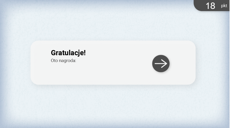 Grafika przedstawia planszę końcową gry edukacyjnej. Widoczny jest napis: Gratulacje, oto nagroda. Po prawej stronie napisu znajduje się strzałka, która umożliwia przejście do nagrody. Nagrodą jest animacja. W górnym prawym rogu ekranu widoczna jest liczba zdobytych punktów.