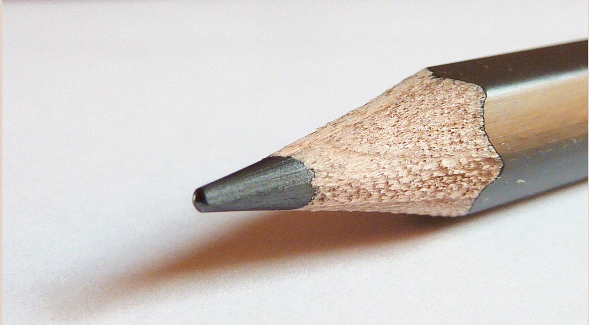Fotografia przedstawiająca współczesny, naostrzony ołówek. Jego końcówka, to jest rysik jest szara. 