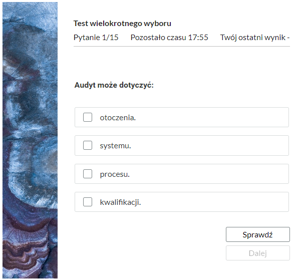 Grafika przedstawia przykładowy ekran pytania testowego. W górnej części ekranu widoczny jest tytuł testu, numer pytania, pozostały czas oraz twój ostatni wynik. Poniżej jest treść zadania z odpowiedziami do wyboru. Poniżej przyciski sprawdź oraz dalej.