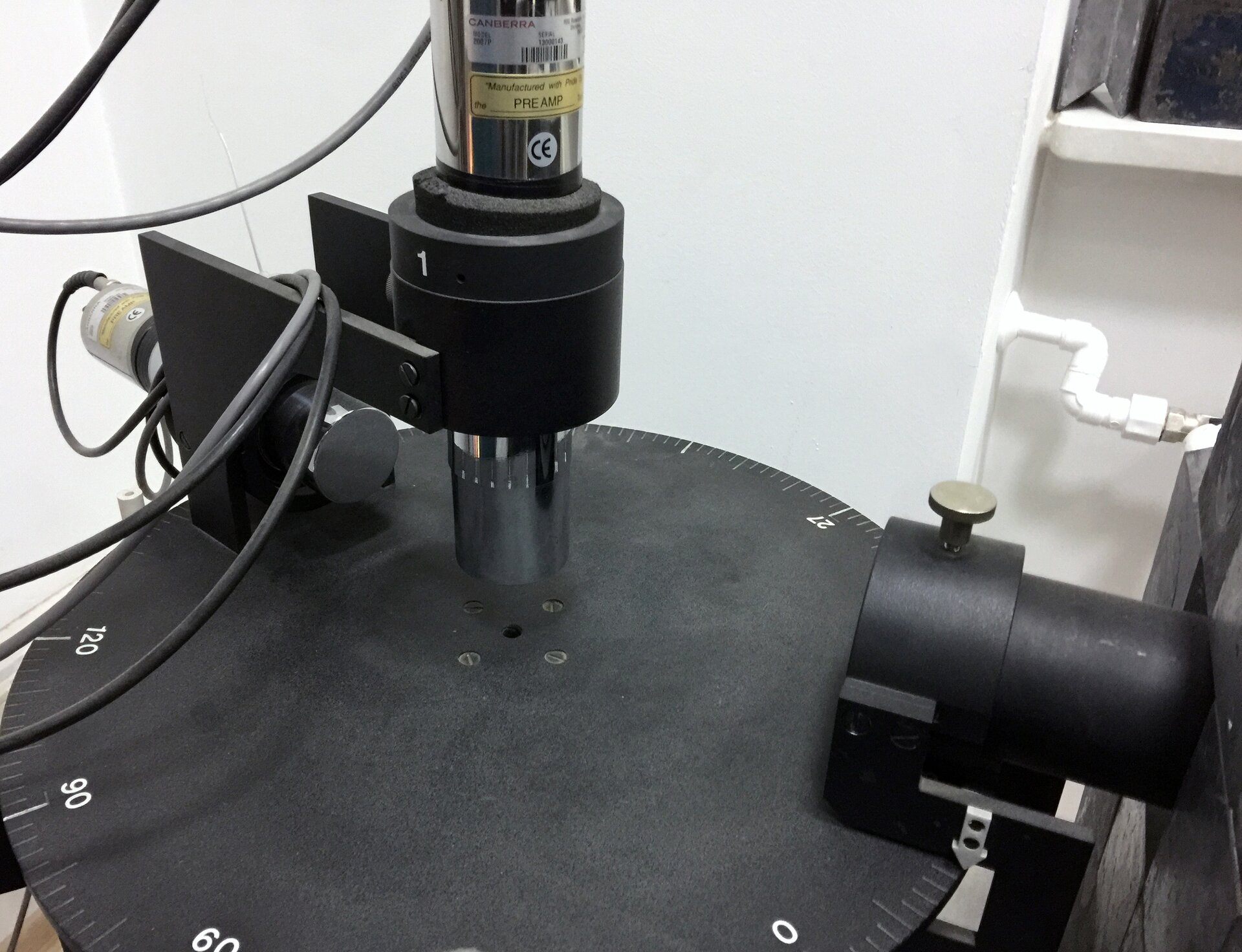 Rys. 6. Na zdjęciu widać aparaturę pomiarową, zamocowana na okrągłym stole.