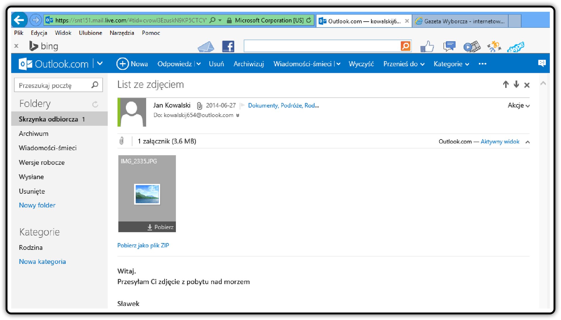 Zrzut okna skrzynki odbiorczej poczty Outlook.com z otwartą wiadomościa i widoczną ikoną załącznika