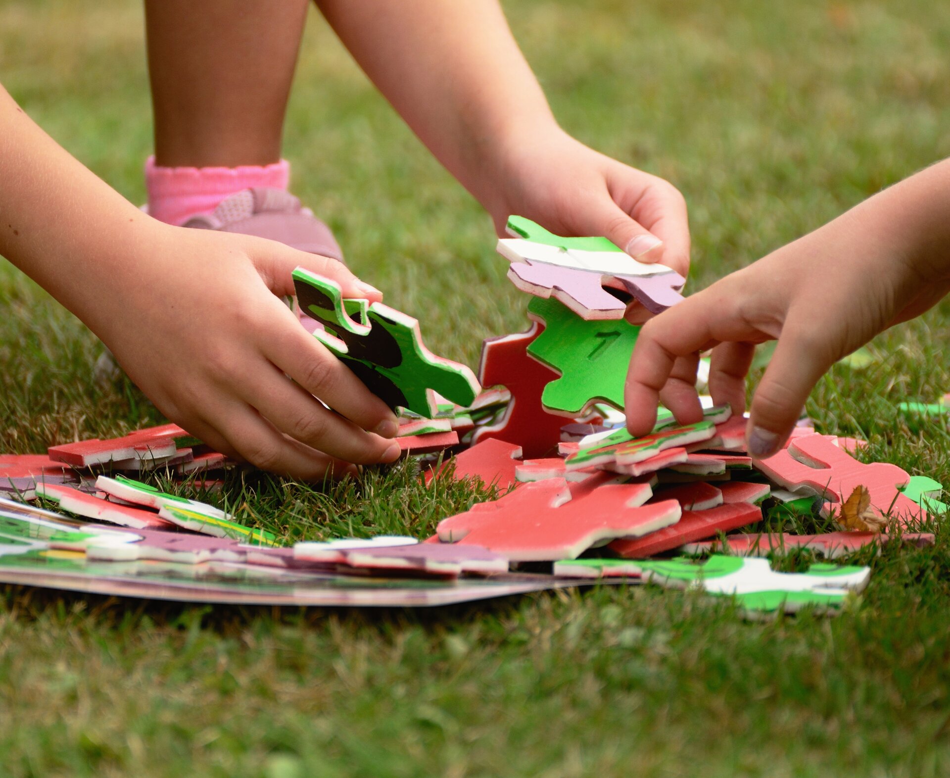 Ilustracja przedstawia dzieci układające puzzle