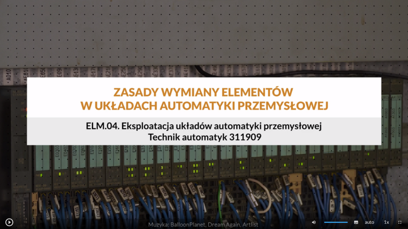 Ilustracja przedstawia ekran startowy filmu. Na środku ekranu znajduje się prostokątna plansza z tytułem filmu: Wymiana elementów w układach automatyki przemysłowej. Poniżej określona jest kwalifikacja zawodowa. Na dole znajduje się pasek odtwarzania składający się z elementów omówionych poniżej.