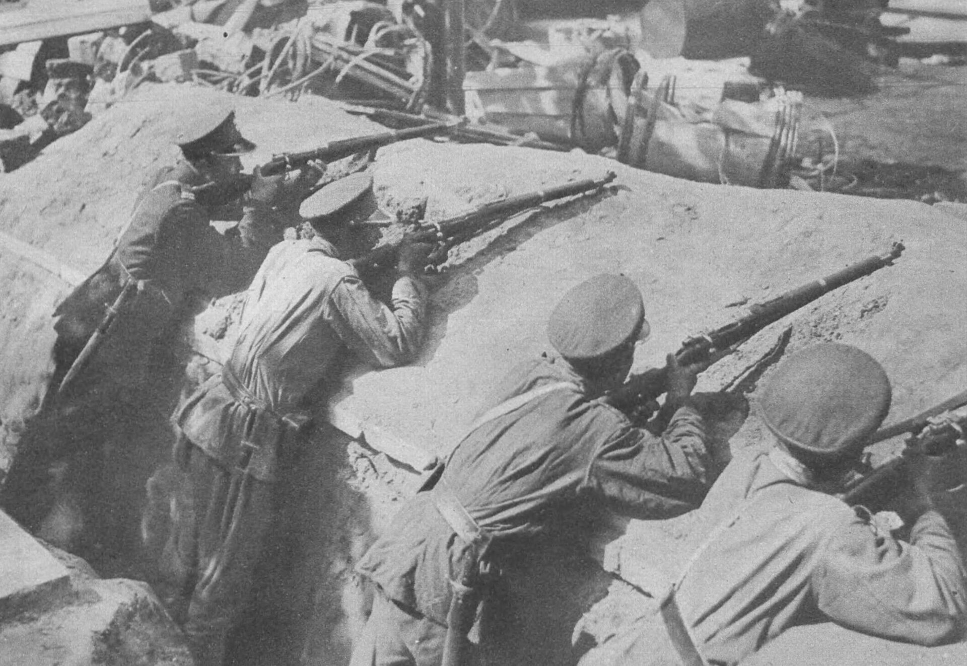 Fotografia czarno-biała przedstawiająca walki podczas majowego zamachu stanu.