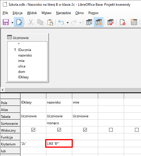 Zrzut ekranu przedstawia kreator kwerend w programie LibreOffice Base o nazwie Nazwisko na literę B w klasie 2C.Na górze znajduje się tabela Uczniowie zawierająca takie pola jak:  IDucznia(klucz główny), nazwisko, imie, ulica, dom, IDklasy. Niżej znajduje się tabela o 8 wierszach podpisanych jako: Pole, Alias, Tabela, Sortowanie, Widoczny, Funkcja, Kryterium, lub.  W wierszu Pole wpisano: IDklasy, nazwisko, imie.Wiersz Alias jest pusty W wierszu Tabela wpisano: Uczniowie, Uczniowie, Uczniowie. W wierszu Sortowanie wpisano Rosnąco w 2 kolumnie. W wierszu Widoczny znajdują się pola wyboru.Wiersz Funkcja jest pusty.  W wierszu Kryteria wpisane są "2c", Like "B*" (jest zaznaczone czerwonym prostokątem. Wiersz lub jest pusty.  