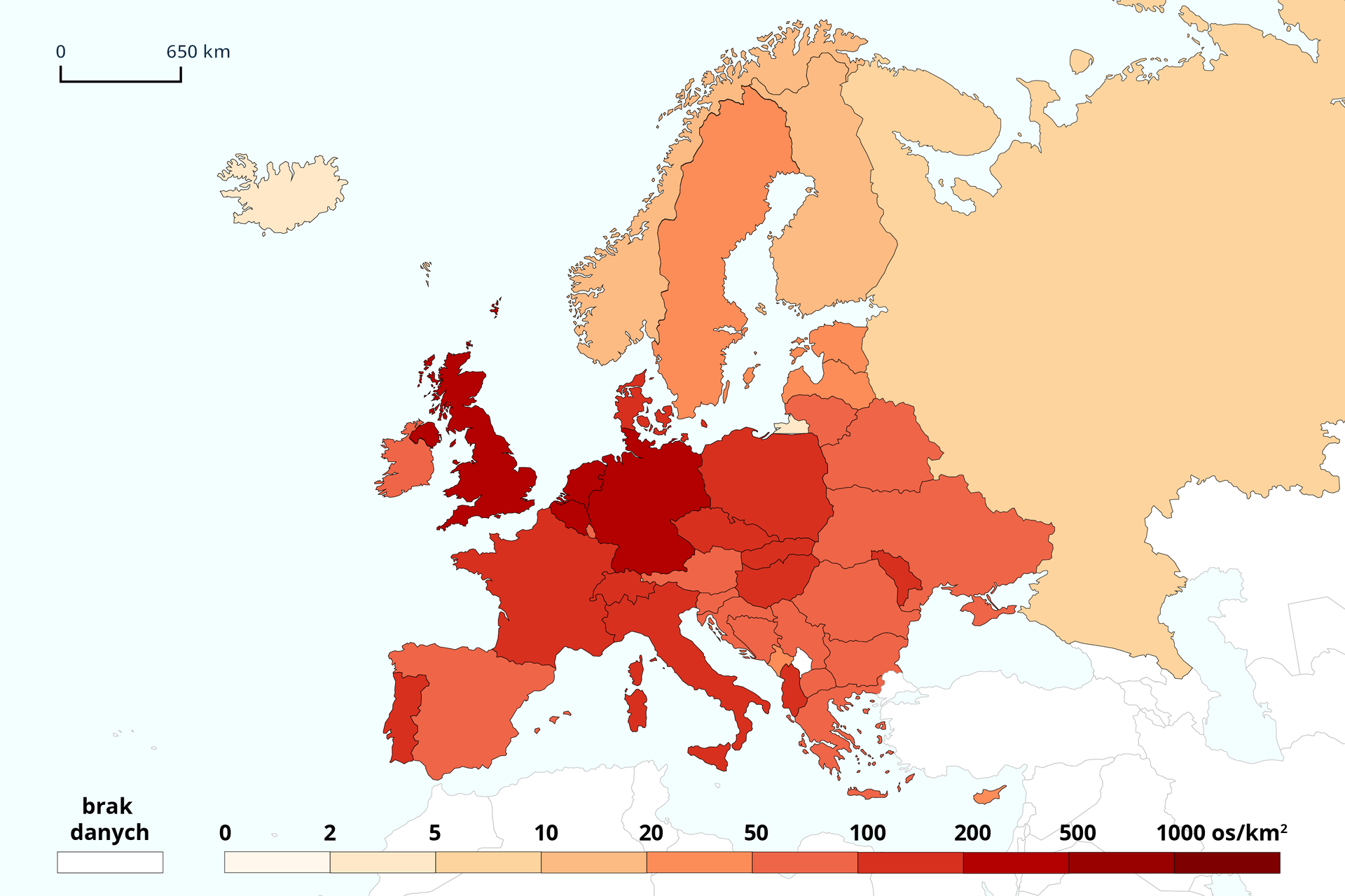 Mapa z gęstością zaludnienia Europy w 2000 roku. U dołu legenda z oznaczeniami użytych kolorów dla poszczególnych przedziałów wartości wyrażonych w metrach na osobę. Państwa mieszczące się w podanych przedziałach. 
Od 2 do 10: Islandia; 
Od 5 do 10: Rosja; 
Od 10 do 20: Finlandia, Norwegia; 
Od 20 do 50: Szwecja, Łotwa, Estonia, Czarnogóra; 
Od 50 do 100: Irlandia, Hiszpania, Łotwa, Białoruś, Ukraina, Bułgaria, Rumunia, Grecja, Macedonia Północna, Serbia, Bośnia i Hercegowina, Chorwacja, Słowenia, Austria;
Od 100 do 200: Dania, Polska, Czechy, Słowacja, Węgry, Mołdawia, Albania, Cypr, Włochy, Francja, Szwajcaria, Luksemburg, Portugalia; 
Od 200 do 500: Wielka Brytania, Holandia, Belgia, Niemcy.