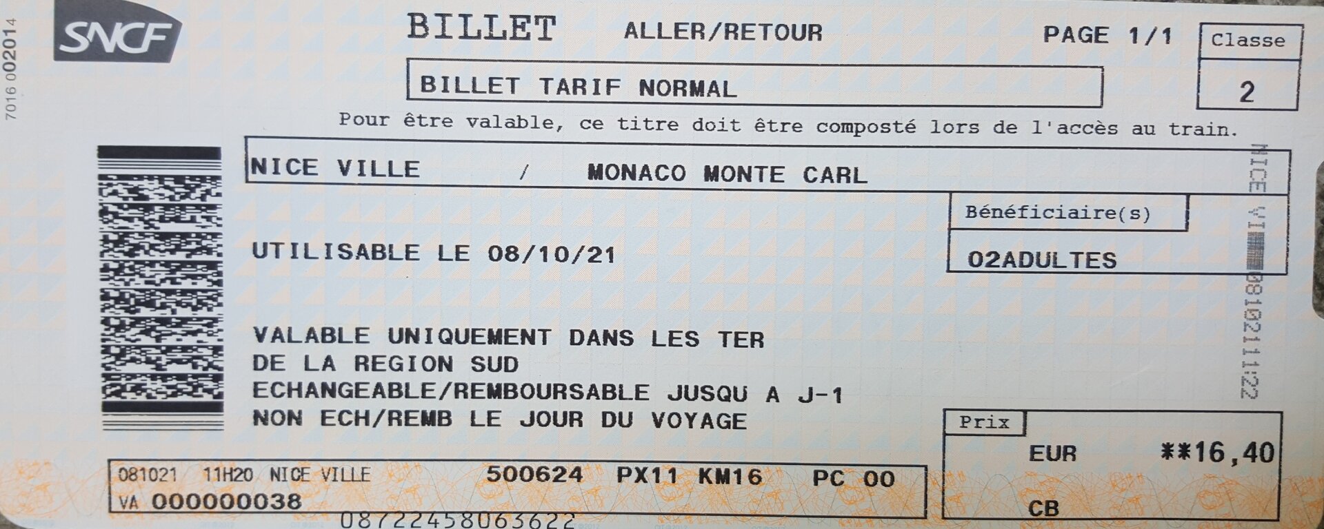Na zdjęciu widoczny jest bilet kolejowy relacji Nice Ville - Monaco Monte Carlo wydany przez przewoźnika SNCF. Widnieją na nim następujące informacje: Billet aller/retour. Classe 2. Billet tarif normal. Pour être valable, ce titre doit être composé lors de l'accès au train. Bénéficiaires: 2 adultes. Utilisable le 8 août 2021. Valable uniquement dans les TER de la région Sud. Échangeable/remboursable jusqu'à J‑1. Non échangeable/remboursable le jour du voyage. Prix: 16,40 euros. W podpisie do ilustracji wyjaśniono wyrażenie  jusqu’à J‑1.  Oznacza ono: jusqu’au jour précédent.