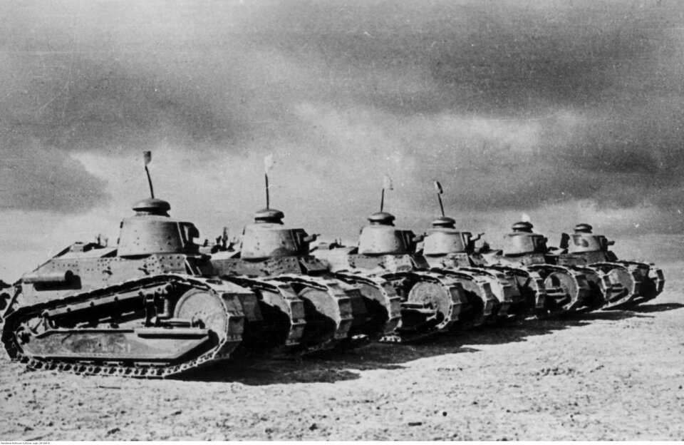 Zdjęcie przedstawia sześć stojących obok siebie czołgów Renault.