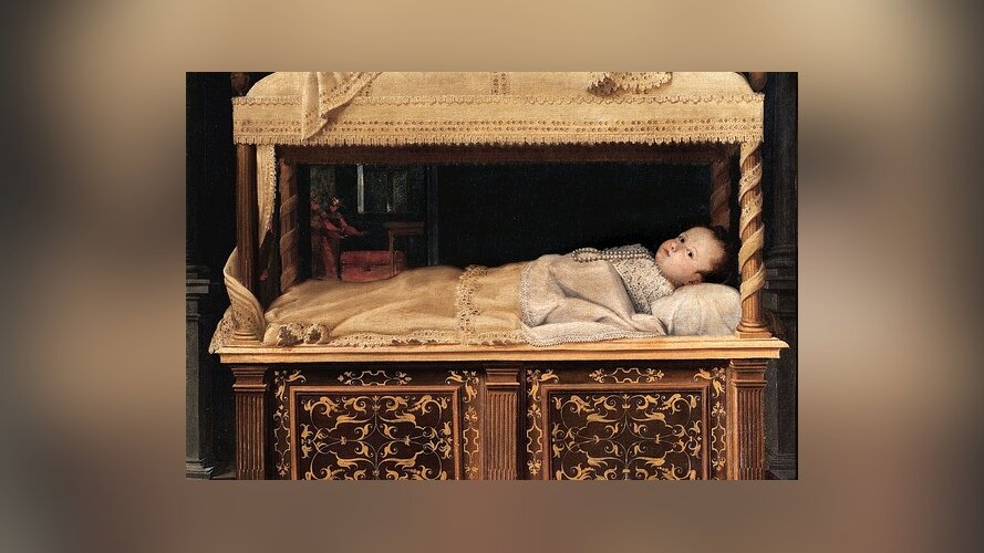 Obraz przedstawia niewielkie, bogato zdobione drewniane łóżeczko dziecięce z baldachimem. W łóżeczku leży mały chłopiec przykryty kołdrą.