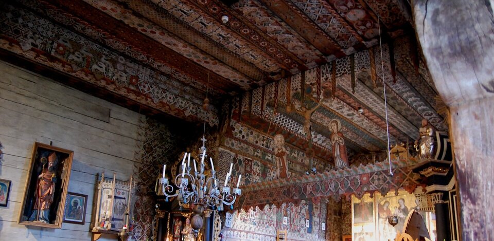 Fragment, bogatej, wielobarwnej i pełnej ornamentyki polichromii drewnianego kościoła w Dębnie Podhalańskim. Wnętrze przedstawia zróżnicowany repertuar tematyczny - od wzorów ornamentalnych do figuralnych, przedstawiających konkretne zdarzenia i postacie.