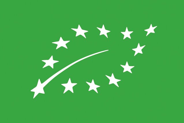 Na ilustracji widnieje unijne logo produkcji ekologicznej – „Euroliść”. Jest połączeniem dwóch znanych symboli: flagi europejskiej oraz liścia na wietrze, który symbolizuje przyrodę oraz ideę zrównoważonego rozwoju. Ma zielone tło oraz białe gwiazdki układające się w kształt liścia. Gwarantuje, że w danym produkcie co najmniej 95% masy składników pochodzenia rolniczego jest ekologiczne, przy czym nie bierze się pod uwagę wody i soli.