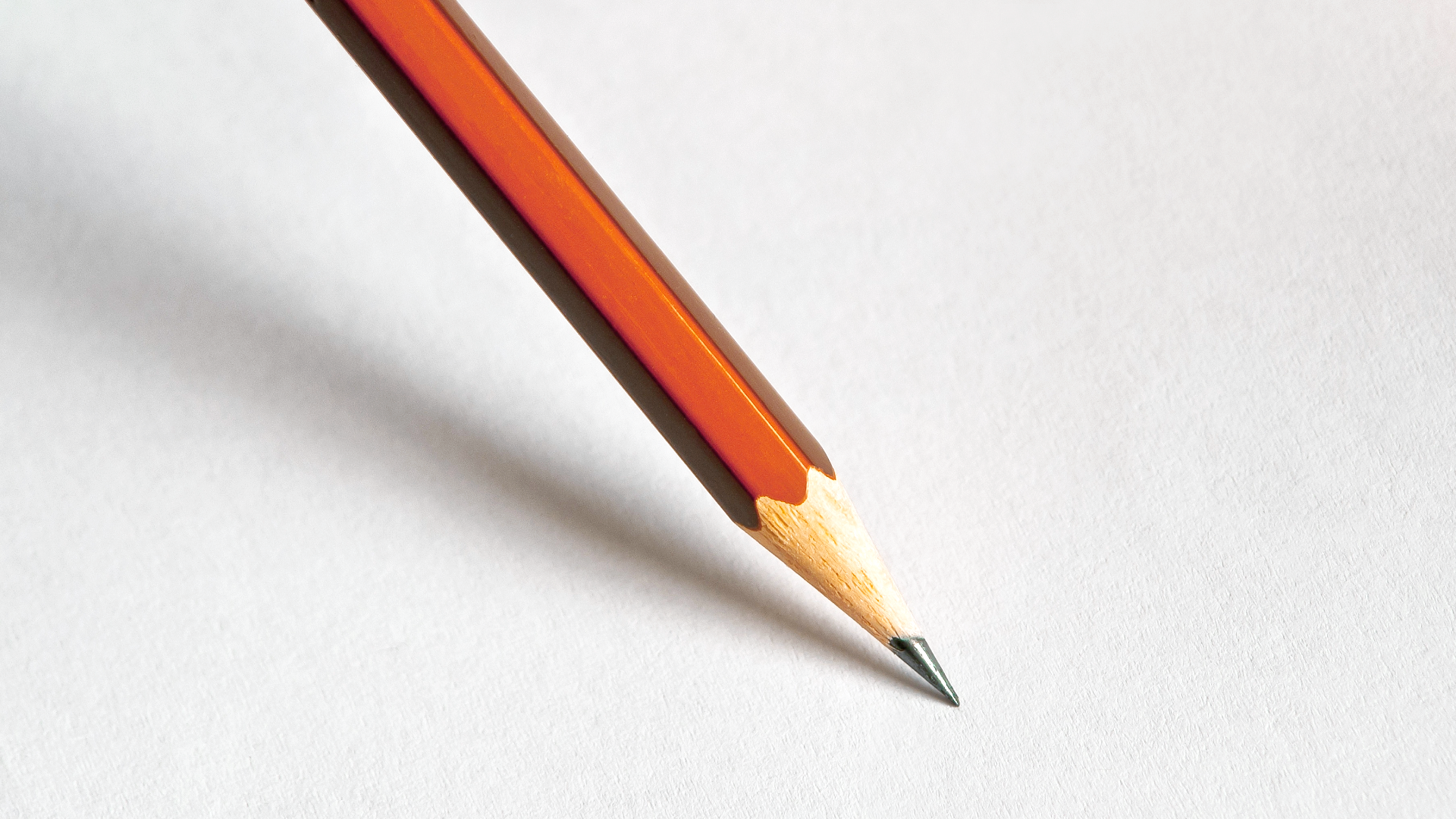 Zdjęcie przedstawia dobrze zatemperowany ołówek.  