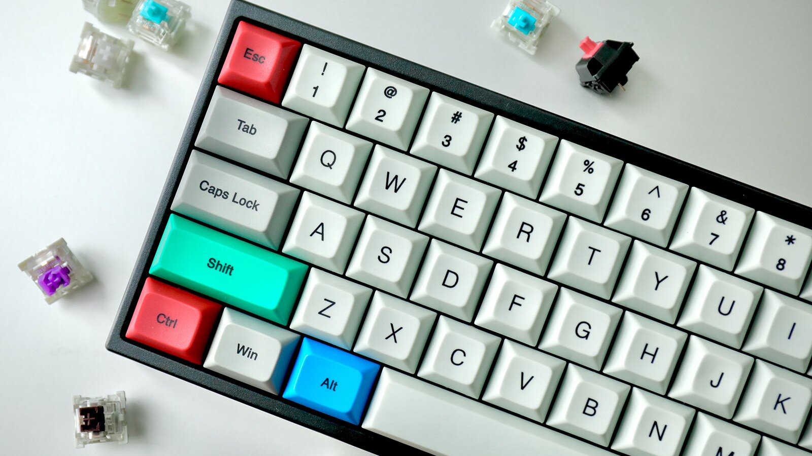 Zdjęcie przedstawia klawiaturę komputera stacjonarnego, gdzie przyciski Esc, Shift, Ctrl oraz Alt są kolorowe. 