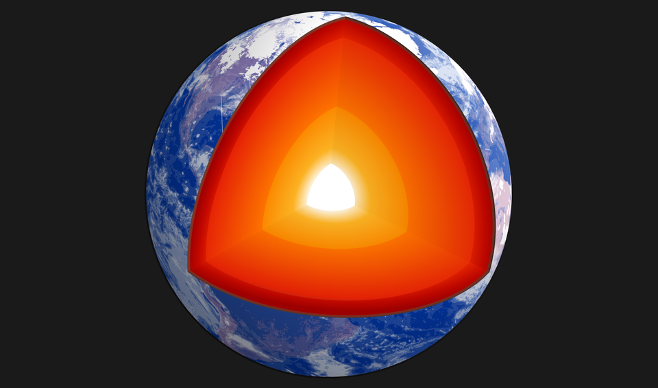 Ilustracja przedstawiająca kulę ziemską na czarnym tle. Wody oznaczono kolorem granatowym, powyżej warstwa chmur, lądy oznaczono kolorem brązowym. Ilustracja przedstawia wycięty duży fragment kuli. W środku znajduje się świecące na biało jądro wewnętrzne. Otacza je pomarańczowa warstwa będąca jądrem zewnętrznym. Następnie znajduje się warstwa w kolorze czerwonym stanowiąca płaszcz dolny. Wymienione do tej pory warstwy stanowią około dziewięćdziesięciu procent objętości kuli. Jądro zewnętrzne i płaszcz dolny są podobnej grubości; jądro wewnętrzne jest od nich o połowę mniejsze. Dalej leży płaszcz górny, który oznaczono kolorem ciemnoczerwonym. Zewnętrza warstwa jest bardzo cienka, ma kolor czerwono‑brązowy – jest to skorupa ziemska.