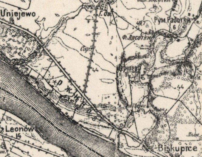 Ilustracja przedstawia fragment starej mapy z 1921 r. na niej w południowo‑zachodniej części rzeka, równolegle do rzeki droga, która następnie rozwidla się tworząc "literę y". 