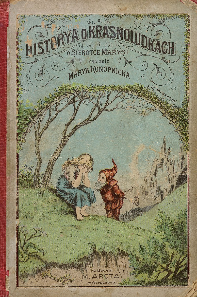 Okładka książki Historia o krasnoludkach i sierotce Marysi. Na okładce płacząca dziewczynka chowa twarz w dłoniach. Dziewczynka ma jasne długie włosy, białą koszulę i niebieską spódniczkę. Siedzi na trawie z bosymi nogami. Obok stoi krasnoludek w czerwonym stroju, z długą brodą, z fajką w ręku. Uważnie przypatruje się dziewczynce. W tle pień cienkiego drzewa, łuk bramy porośnięty zielonymi liśćmi, skaliste góry i błękitne niebo. Na okładce znajdują się wykonane ozdobną czcionką napisy: Historya o Krasnoludkach o Sierotce Marysi, napisała Marya Konopnicka. U dołu znajduje się informacja: Nakładem  M. Arcta w Warszawie.