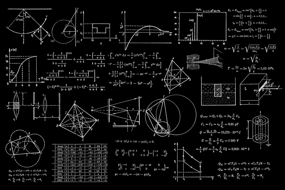 Czarna tablica zapisana białą kredą. Na całej ilustracji znajdują się wzory matematyczne.