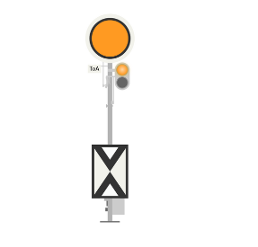 Grafika przedstawia tarczę ostrzegawczą. Na dolnej części wysokiego słupka znajduje się prostokątna tarcza. Jej pionowy bok jest dłuższy. Tarcza ma czarną ramkę, wewnątrz na białym tle znajdują dwa groty strzałek - jedna wskazuje górę, druga dół. Układają się one w kształt podobny do litery X. W górnej części słupka znajdują na stelażu dwa elementy. Z lewej strony słupka zamontowana jest mała prostokątna tabliczka z kodem. Z prawej strony pionowy panel z dwiema lampami ustawionymi jedna pod drugą. Na samej górze słupka znajduje się okrągła tarcza o białym konturze. Od wewnętrznej strony znajduje się drugi kontur w kolorze czarnym. Wnętrze tarczy jest pomarańczowe.