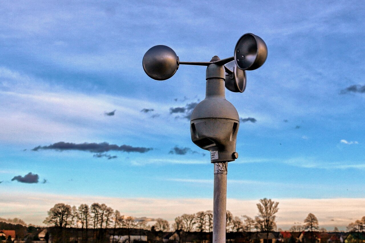 Zdjęcie przedstawia anemometr. Na osi obrotu znajdują się ramiona, na których umieszczone są półkoliste czasze.