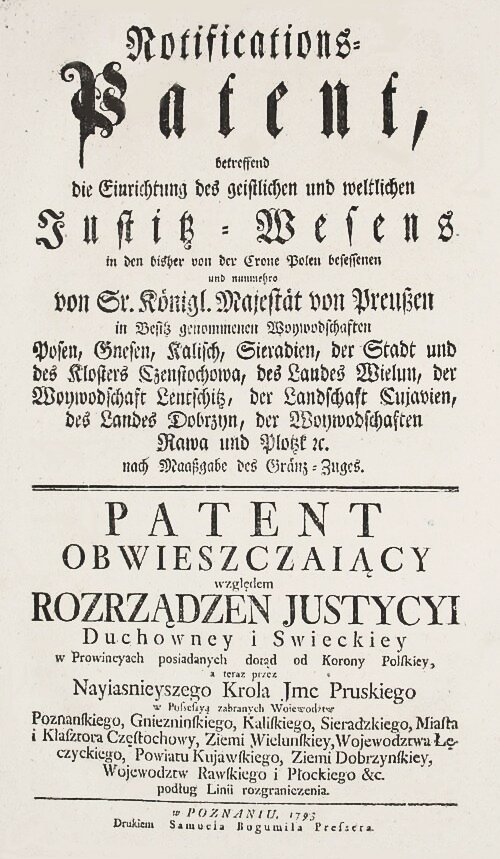 Zdjęcie przedstawia plakat z treści patentu obwieszczającego. Jego górna część jest po niemiecku i została napisana przy użyciu gotyckiej czcionki, zaś dolna jest po polsku. 
