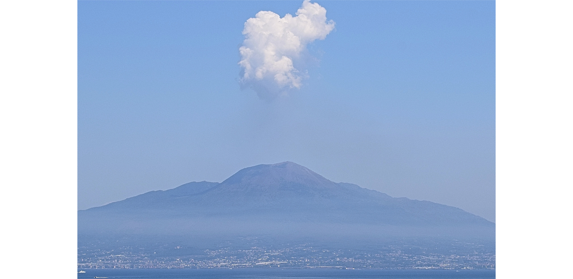 Zdjęcie przedstawia wulkan.