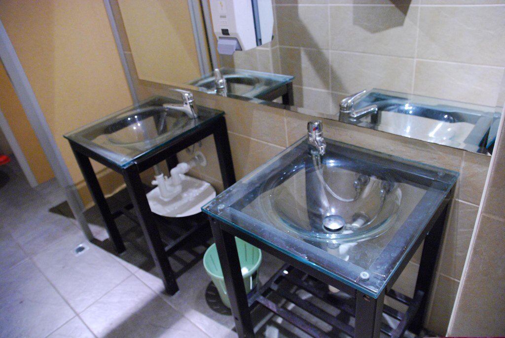 Zdjęcie przedstawiające umywalkę z niebieskimi akcentami.