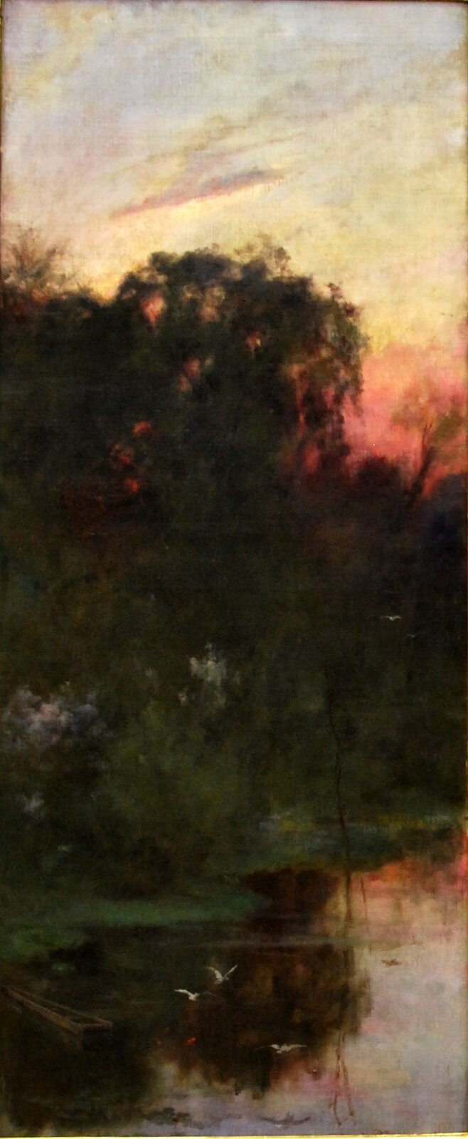 Obraz przedstawia krajobraz. Nad wodą widać liczne, olbrzymie drzewa. Wstaje świt. Niebo mieni się odcieniami czerwieni, żółci, szarości i błękitu.
