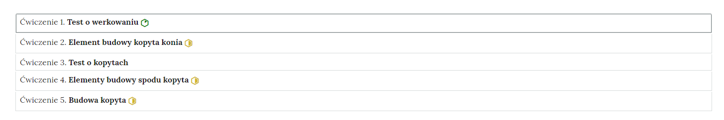 Grafika przedstawia widok harmonii z interaktywnymi materiałami sprawdzającymi. Widocznych jest pięć ćwiczeń z tytułami i poziomem trudności, ustawionych w harmonii.