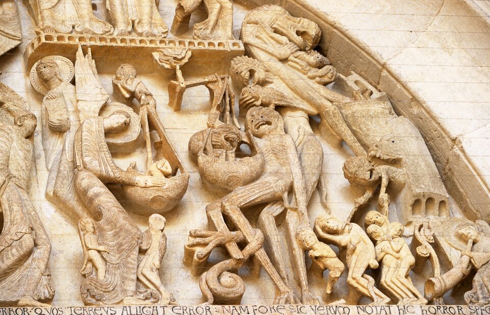 Na zdjęciu znajduje się fragment płaskorzeźby przedstawiający scenę, w której diabły ważą dusze. Jeden z demonów trzyma w ręku wagę,  na której szali znajduje się dusza. Stoi tu też Archanioł Michał o smukłej sylwetce. Jest ubrany w długą szatę, w której chronią się ludzie. W jego towarzystwie znajduje się lewiatan, szatan oraz kilku potępieńców pożeranych przez diabły czy gotowanych w kotle.