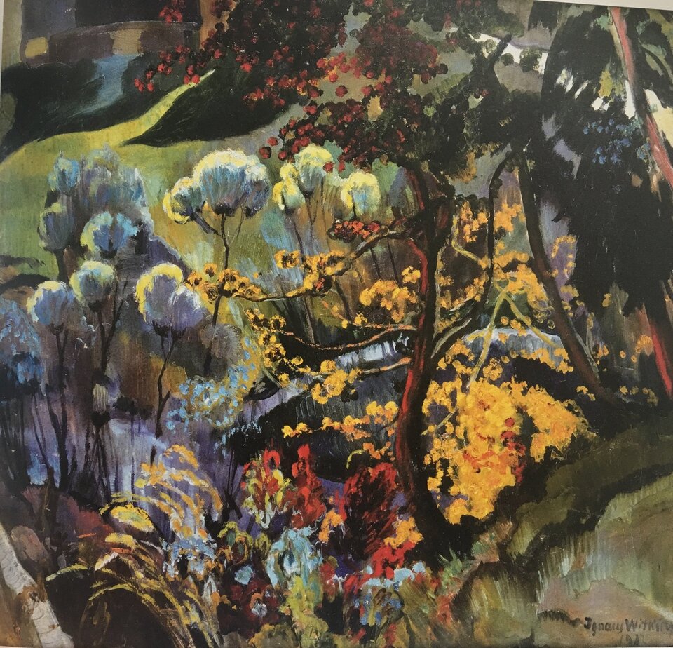 Obraz przedstawia ogród. Jest gęsto porośnięty roślinami różnych gatunków. Między gałązkami i łodygami prześwituje niewielkie oczko wodne. 