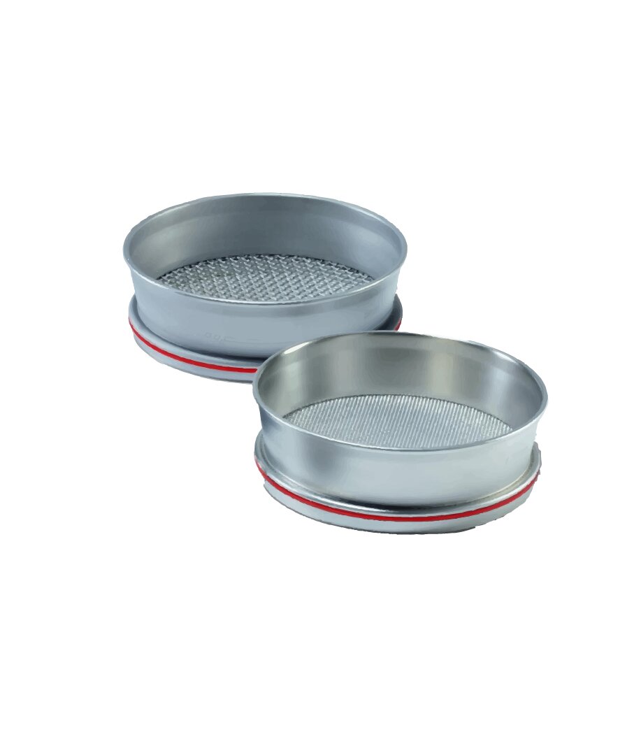 Zdjęcie przedstawia sprzęt laboratoryjny, dwa okrągłe, stalowe sitka z wyższą krawędzią. Różnią się gęstością sita.