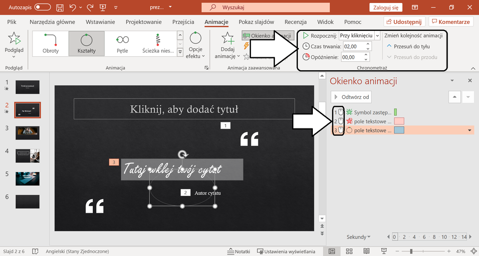 Ilustracja przedstawia otwarty program PowerPoint, w którym otwarta jest prezentacja. U góry na pasku zadań została wybrana opcja Animacja. Na pasku zadań białą strzałką zostały oznaczone następujące opcje: Rozpocznij, Czas trwania, Opóźnienie, Zmień kolejność animacji, przesuń w dół, przesuń w górę. Po prawej stronie znajduje się okno zatytułowane Okienko animacji. Białą strzałką oznaczono na nim trzy ikony znajdujące się po lewej stronie okna. 