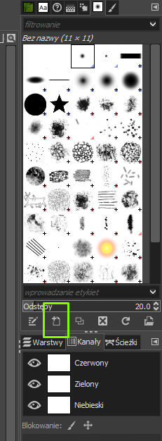 Ilustracja przedstawia okno pędzli. Widoczne różne opcje śladów pędzli. Zaznaczono czarną kropkę. Poniżej pod opcją odstępów, w zielonej ramce zaznaczono prostokąt ze znakiem plus w lewym górnym rogu.    