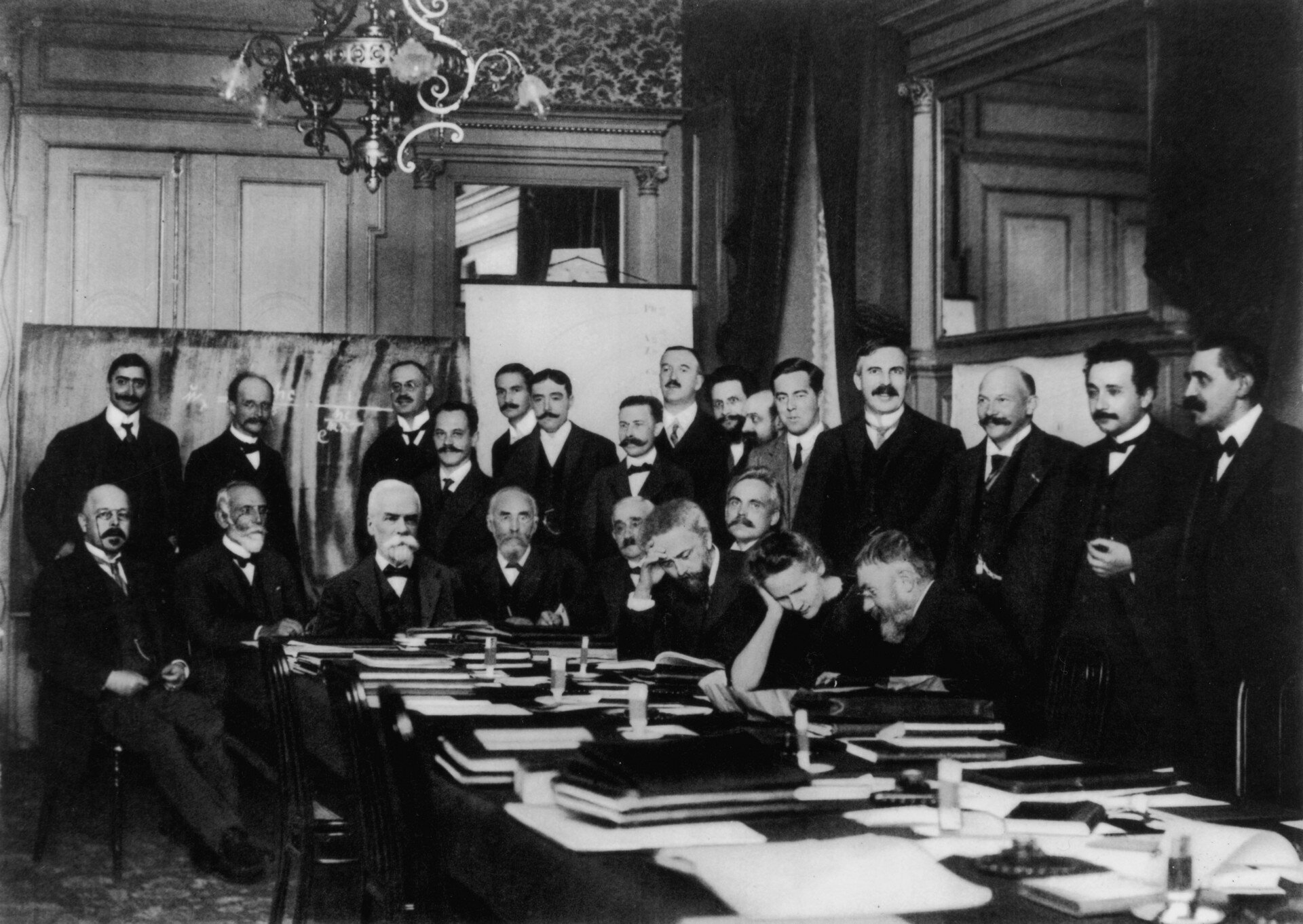Audiobook zilustrowany jest czarno‑białym zdjęciem przedstawiającym naukowców uczestników pierwszego Kongresu Solvaya w Brukseli. Wokół dużego stołu, zasłanego książkami, zebrały się 24 osoby w eleganckich, ciemnych ubraniach. 9 osób siedzi za stołem, pozostałe stoją za nimi.