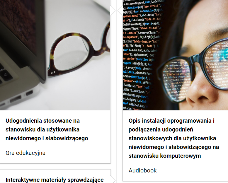 Przykładowy wygląd spisu treści. Na zdjęciu przedstawione są dwa kwadraty, umiejscowione obok siebie. Jedno zdjęcie przedstawia położone obok laptopa szylkretowe okulary, na drugim zaś widzimy kawałek twarzy, o rysach azjatyckich, także z założonymi okularami, na których szkłach odbijają się wzory programowania. Pod grafikami znajdują się tytuły multimediów wraz z ich charakterystyką.