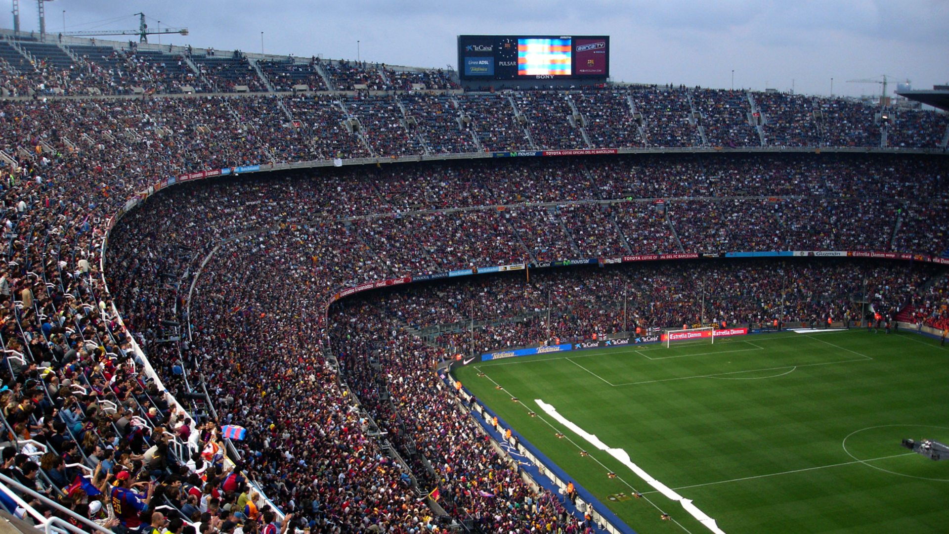 Zdjęcie przedstawia wypełniony kibicami stadion Camp Nou.