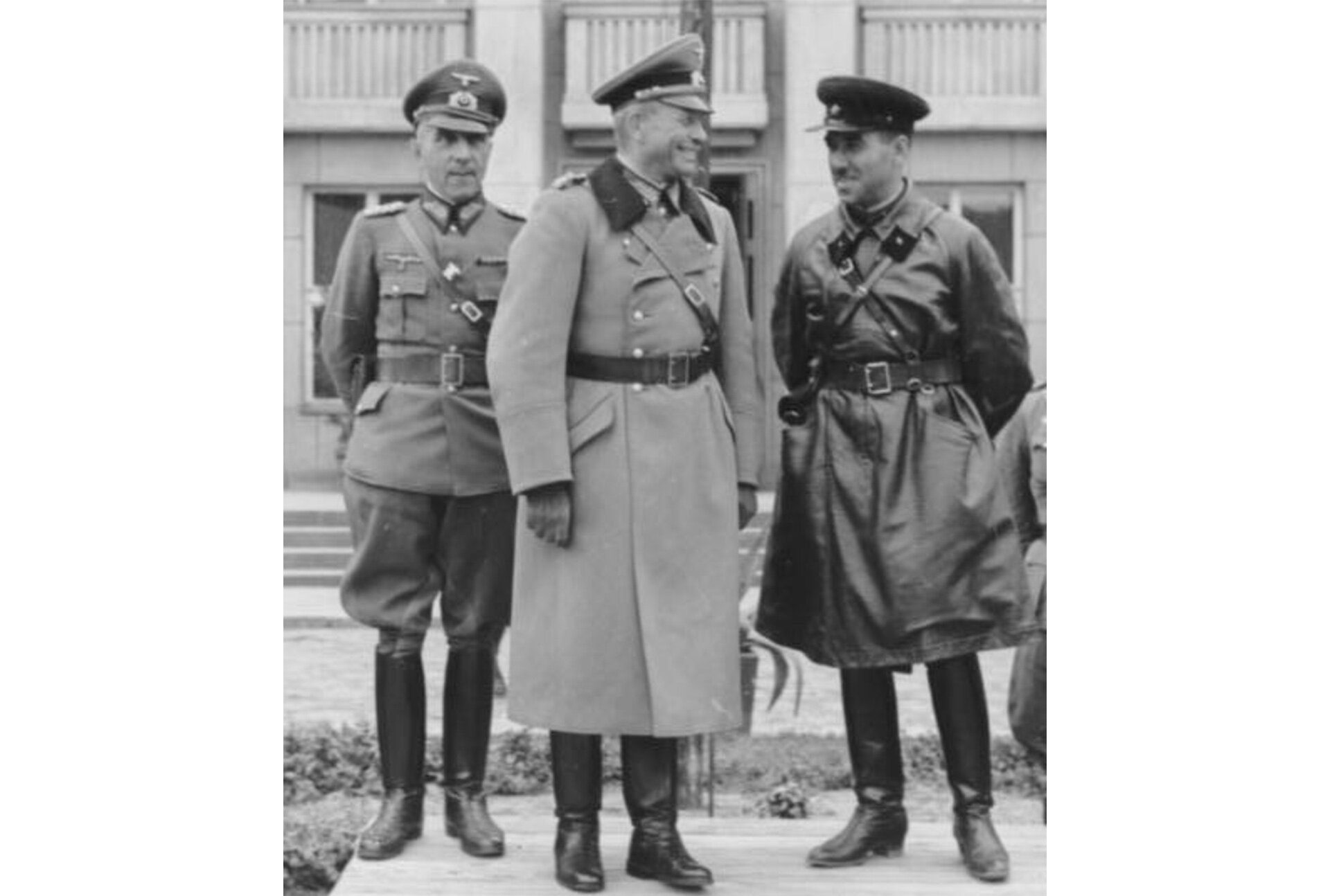 Fotografia czarno-biała przedstawiająca Mauritza von Wiktorina, Heinza Guderiana i Siemona Kriwoszeina na wspólnej paradzie Wehrmachtu i Armii Czerwonej w Brześciu - podczas przekazania Sowietom miasta zdobytego przez Niemców. Oficerowie stoją obok siebie, rozmawiają ze sobą i uśmiechają się.