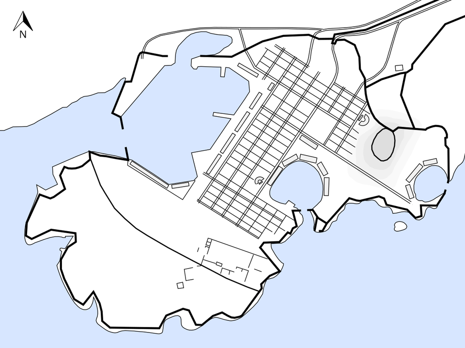 Na ilustracji znajduje się plan portu w Pireus. Widoczne są na nim liczne mury obronne, jedna duża i dwie mały przystanie oraz gęste zabudowania w centralnej części. Po prawej stronie widoczna jest droga i mury prowadzące do głównej części miasta.