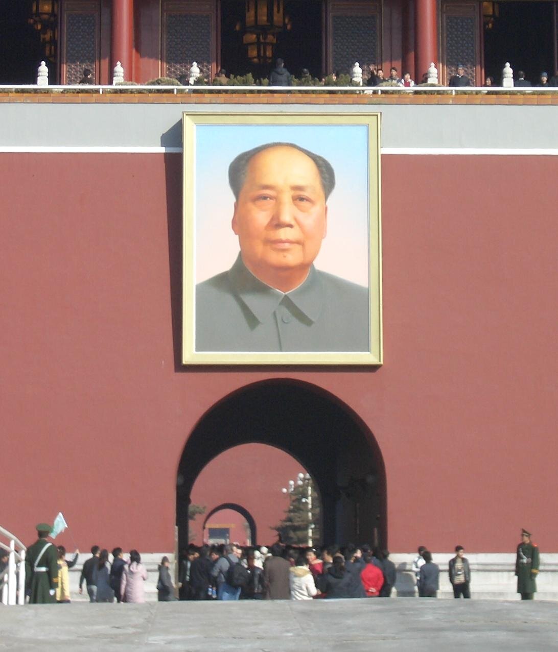 Portret Mao Tse-tunga na bramie Tiananmen Źródło: Poco a poco, Portret Mao Tse-tunga na bramie Tiananmen, Fotografia, licencja: CC BY-SA 3.0.