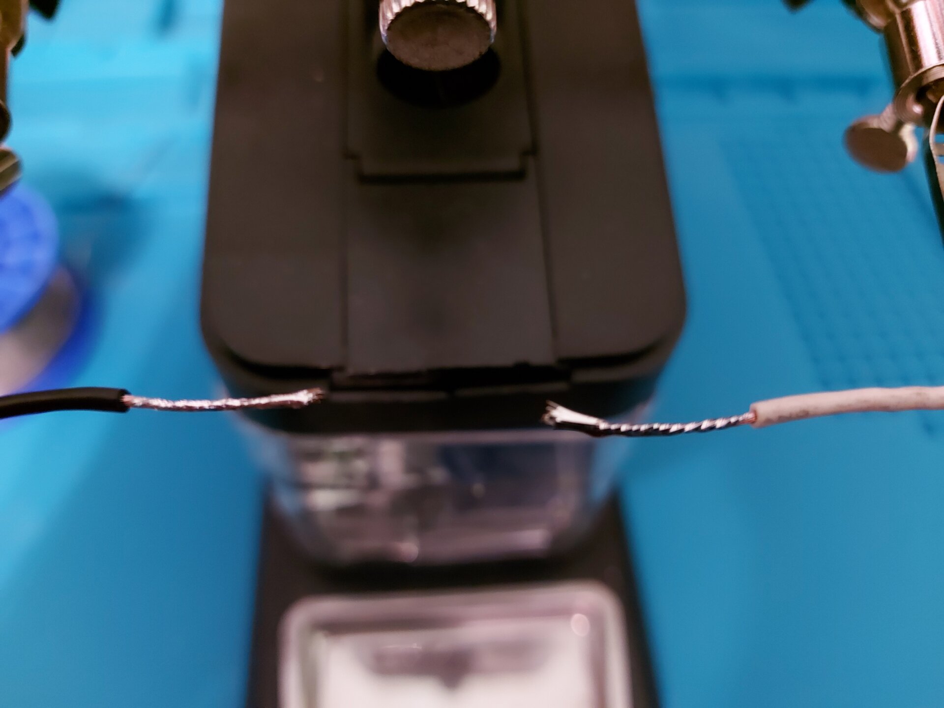 Zdjęcie przedstawia 2 przewody z usuniętą izolacją tym samym odsłaniając miedziane wnętrze, które pocynowano.