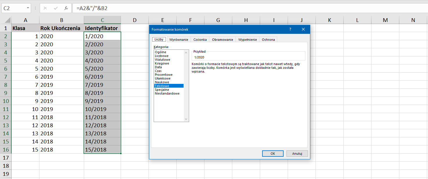 Na zrzucie ekranu widoczny jest fragment arkusza Excel. W kolumnach A, B i C wprowadzono dane dotyczące klas wraz z rokiem ich ukończenia i identyfikatorem. W arkuszu kolejno dodano opisy: komórce A1 KLASA, w komórce B1 ROK UKOŃCZENIA, w komórce C1 IDENTYFIKATOR. W kolumnie A, w komórkach od A2 do A16 wpisano wartości liczbowe klas. W kolumnie B, w komórkach od B2 do B16 wpisano rok ukończenia. W kolumnie C, w komórkach od C2 do C16 wpisano wartości liczbowe kolejnych identyfikatorów. W arkuszu zaznaczono dane w kolumnie C. Obok widoczne jest okno wywołane opcją Formatowania komórek. Widoczne są zakładki: Liczby, Wyrównanie, Czcionka, Obramowanie, Wypełnienie, Ochrona. Wyświetlona jest zawartość zakładki Liczby. Widoczne są kategorie: ogólne, liczbowe, walutowe, księgowe, data, czas, procentowe, ułamkowe, naukowe, tekstowe, specjalne, niestandardowe. Podany jest przykład dla kategorii tekstowej. Przykład zawiera zapis 1/2020 oraz tekst: Komórki o formacie tekstowym są traktowane jak tekst nawet wtedy, gdy zawierają liczby. Komórka jest wyświetlana dokładnie tak, jak została wpisana.