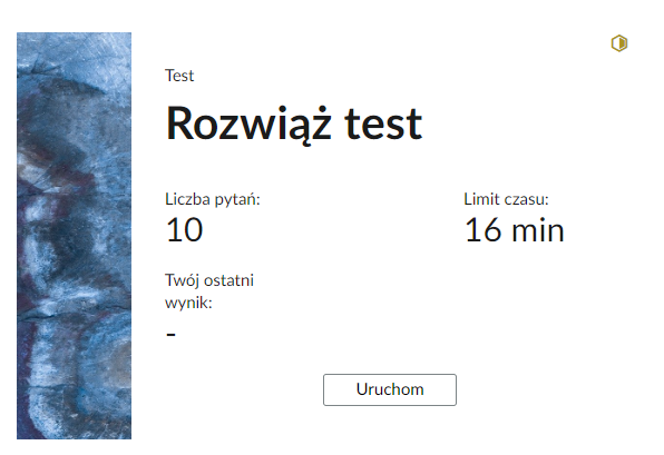 Grafika przedstawia przykładowy ekran początkowy testu. Widoczny jest tytuł testu, liczba pytań, limit czasu, twój ostatni wynik oraz przycisk uruchom. Po lewej stronie znajduje się prostokąt z granatowym wypełnieniem.