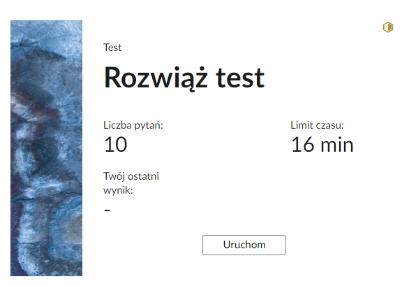 Grafika przedstawia przykładowy ekran początkowy testu. Widoczny jest tytuł testu, liczba pytań, limit czasu, twój ostatni wynik oraz przycisk uruchom. Po lewej stronie znajduje się prostokąt z granatowym wypełnieniem.