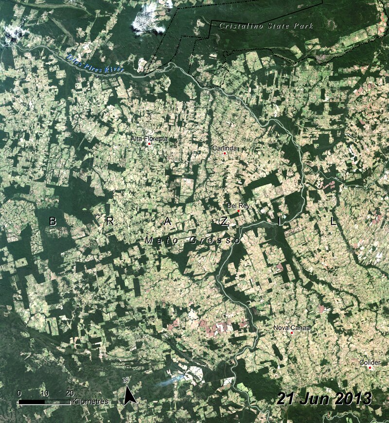 Zdjęcie przedstawia Mato Grosso, obszar Brazylii na zdjęciu satelitarnym z 2013 r., taki sam jak na poprzedniej fotografii. Sieć dróg jest bardzo rozbudowana i niemal cały teren wypełniają białe kwadraty będące budynkami, które tworzą miasta. Ciemnozielony kolor - roślinność pokrywająca powierzchnię obszaru ma na obrazku niewielki udział jedynie na jego skraju . Pomiędzy budynkami wije się rzeka. 