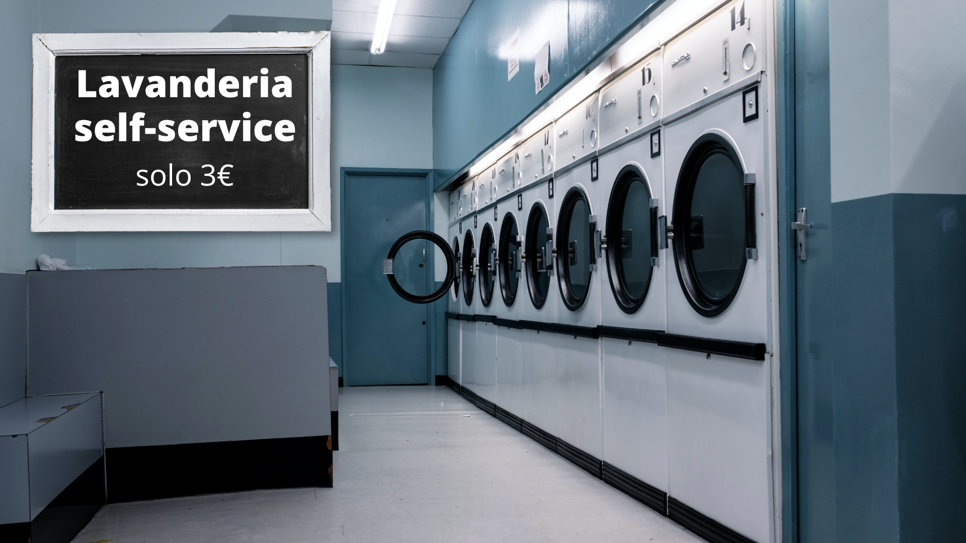 Na zdjęciu znajduje się pralnia samoobsługowa. Po prawej stronie, przy ścianie stoi w rzędzie osiem dużych pralek. Po lewej stronie znajduje się tablica z napisem: "Lavanderia self‑service solo tre euro".