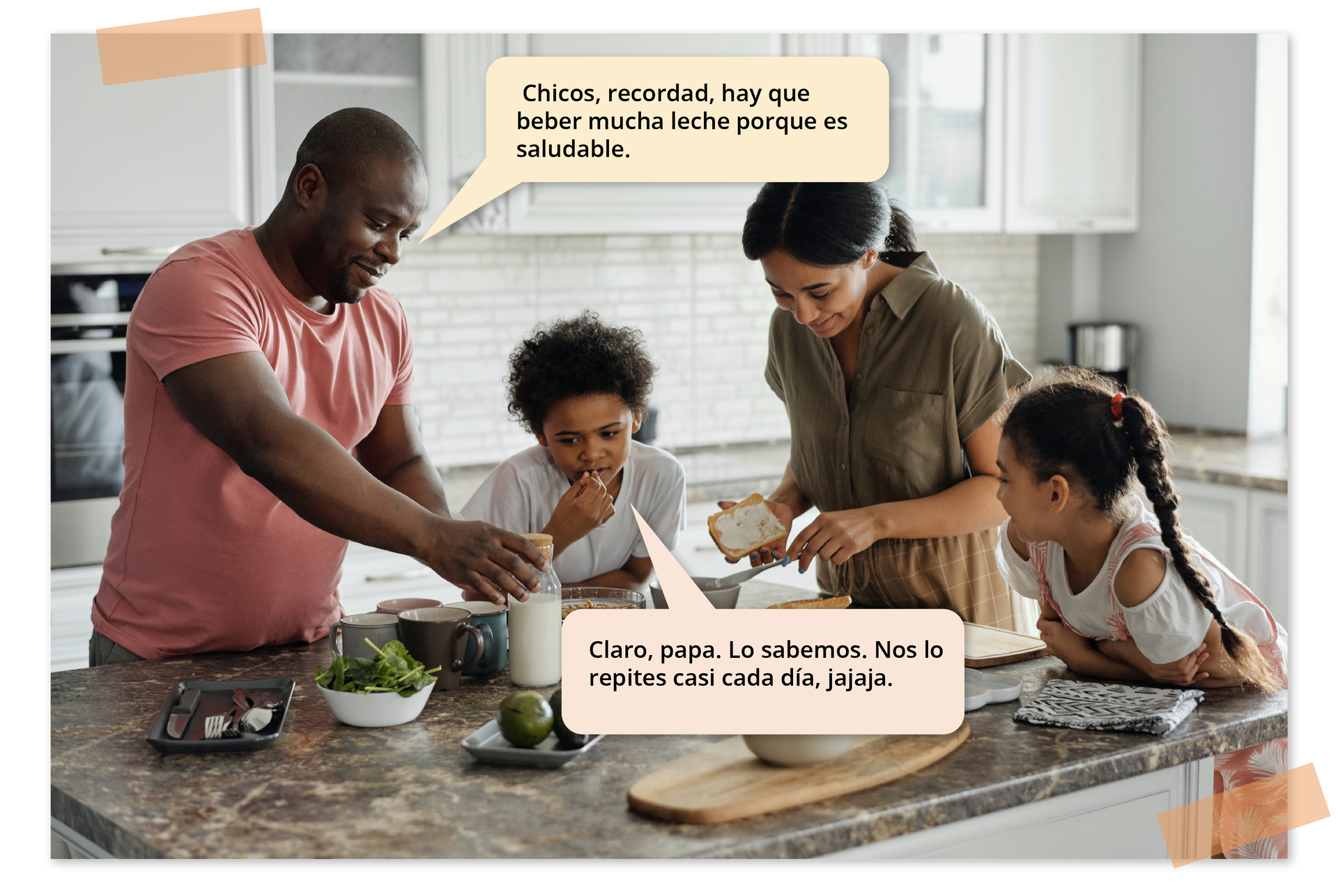 Na grafice widoczna jest rodzina z dwójką dzieci przygotowująca jedzenie przy kuchennym stole. Od lewej mężczyzna chwytający mleko, obok kilkuletni chłopiec, który się przygląda, co robi jego tata. Następnie kobieta, która smaruje kanapkę masłem i obok niej dziewczynka, która się temu przygląda. Na zdjęciu znajdują się dwa dymki z tekstem. Pierwszy od mężczyzny: Chicos, recordad, hay que beber mucha leche porque es saludable. Drugi od chłopca: Claro, papa. Lo sabemos. Nos lo repites casi cada día, jajaja.